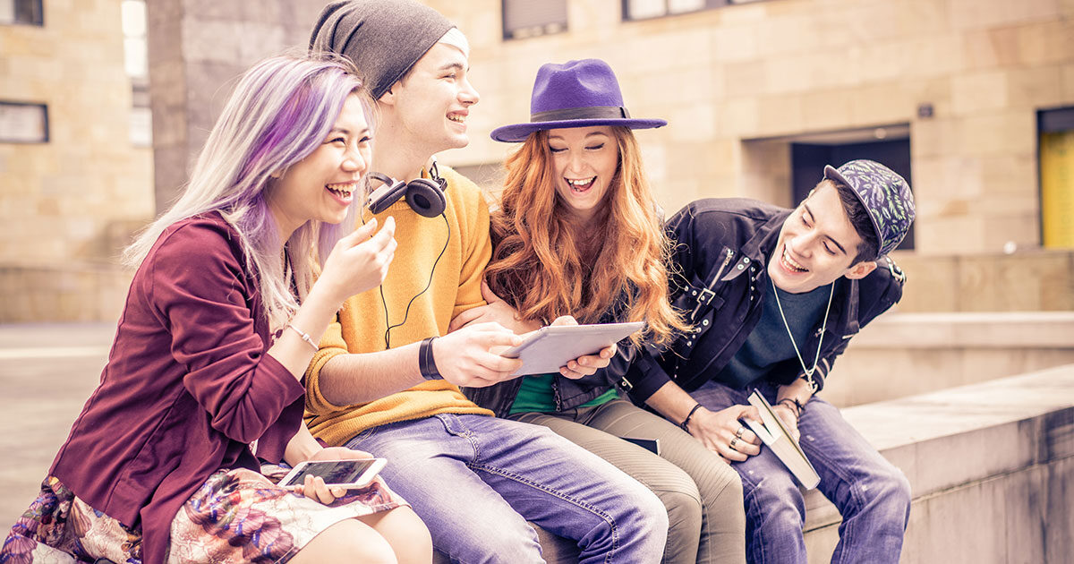 Τι Σημαίνει Σλατίνα, Κριντζάρω, Φλεξάρω: Ένα Crash Course για να Συνεννοηθείς με τους Νέους