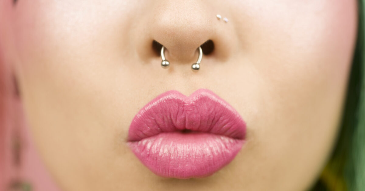 Τρύπα στη Μύτη (Piercing): Τι Συμβολίζει και Πώς να Επιλέξετε το Κατάλληλο Σκουλαρίκι